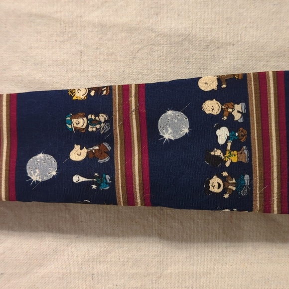 Peanuts Charlie Brown and Snoopy Tie "You Come Here Often?" - Picture 2 of 5